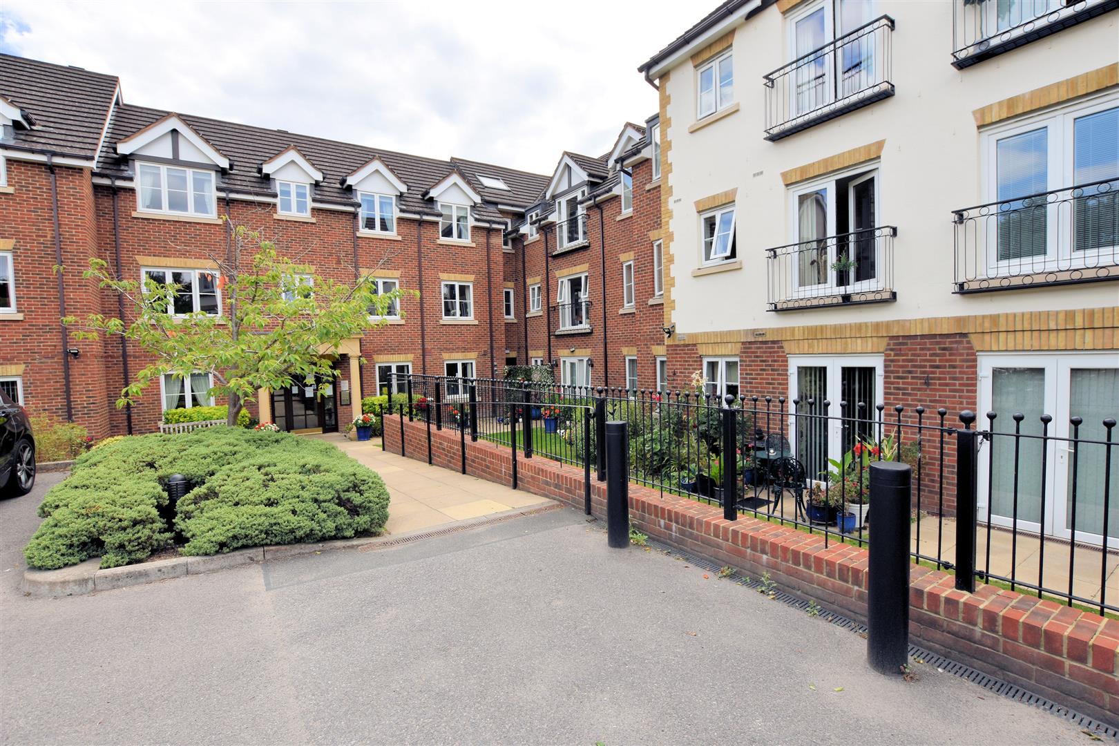 Calcot Priory, Calcot, Reading Village Properties