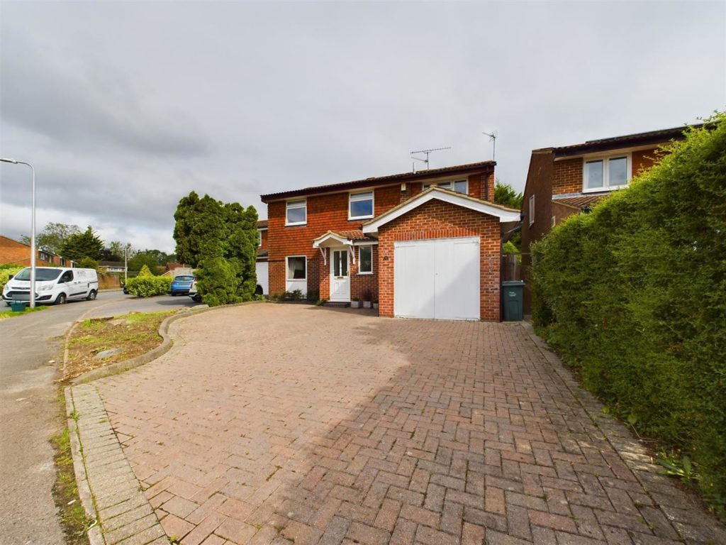 Hawkesbury Drive, Calcot, Reading