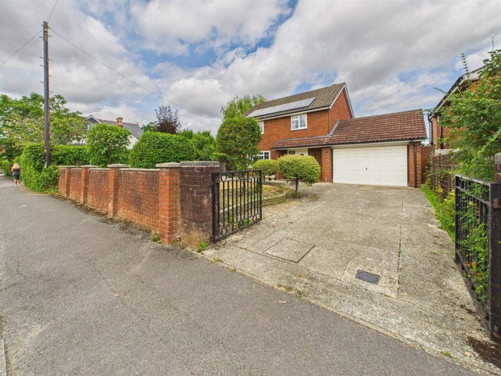 Victoria Road, Tilehurst, Reading